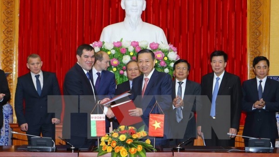 Vietnam, Belarus sign MoU on public security personnel exchange