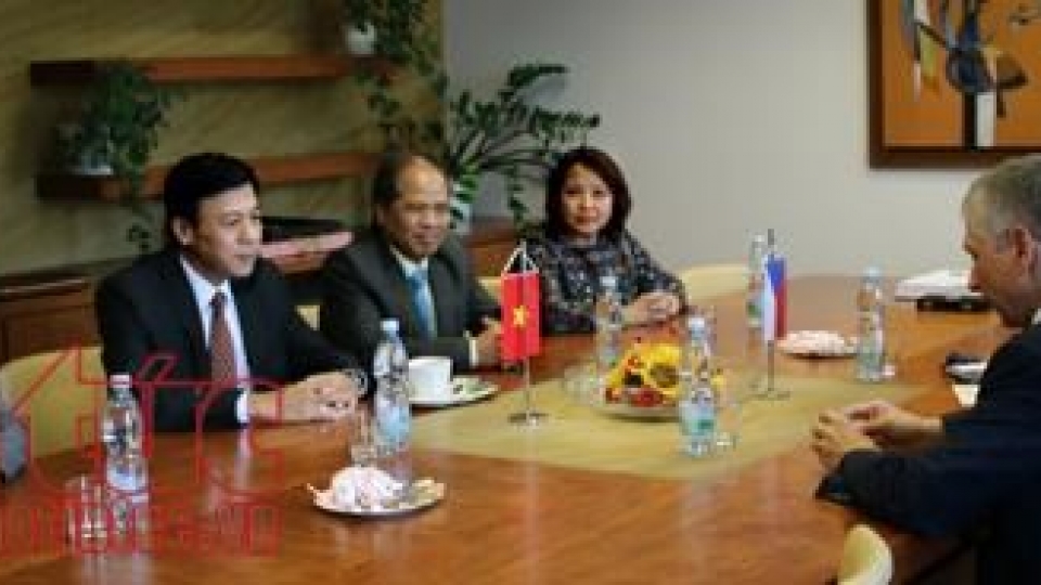 Ambassador helps bridge Vietnamese, Czech localities