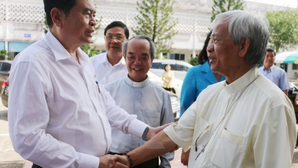 Fatherland Front leader visits Long Xuyen diocese ahead of Christmas
