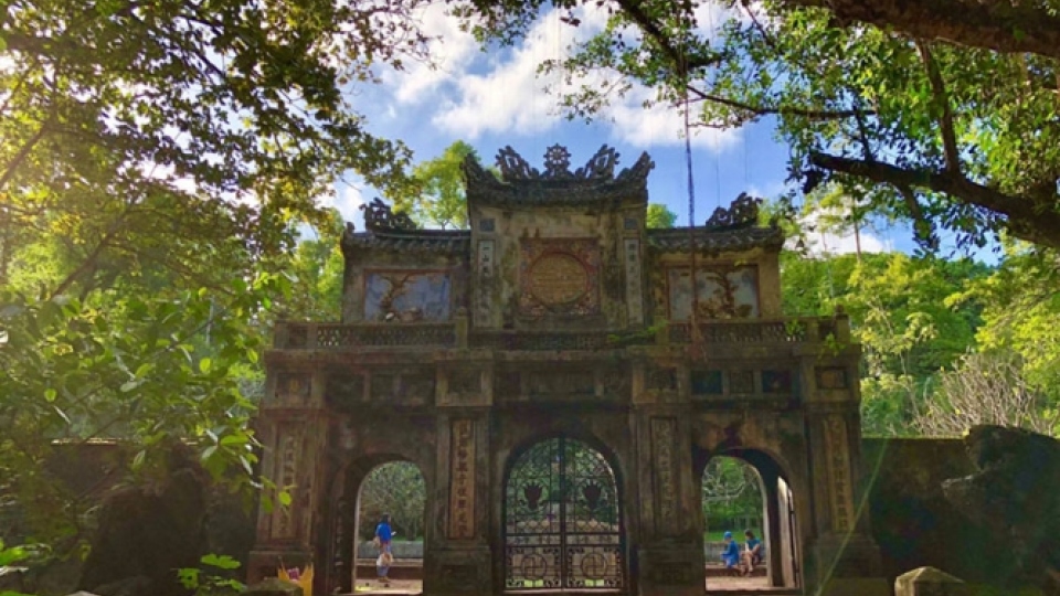 Visiting ancient Tu Hieu pagoda in Hue city