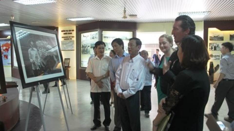 Photographic journey across Vietnam four decades after war