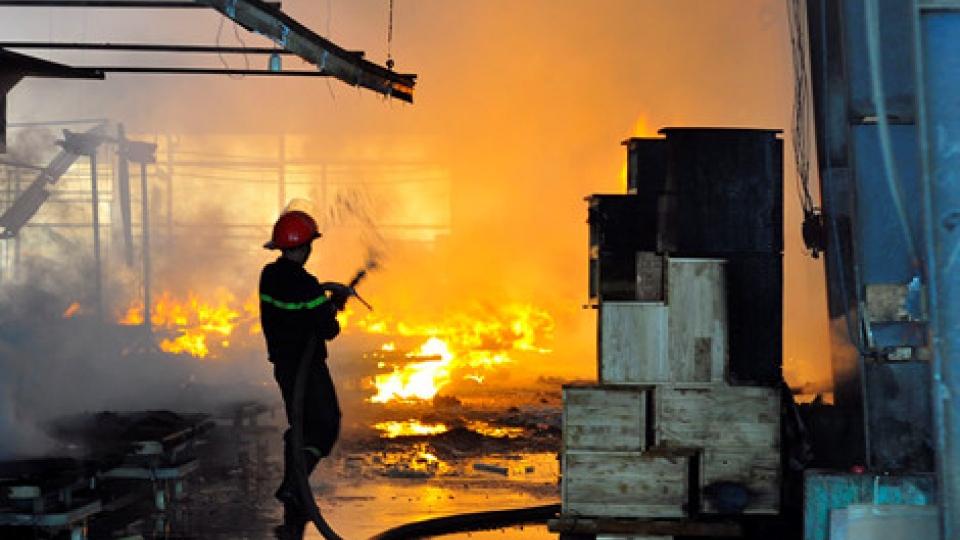 Fire rips through Dong Nai furniture warehouse