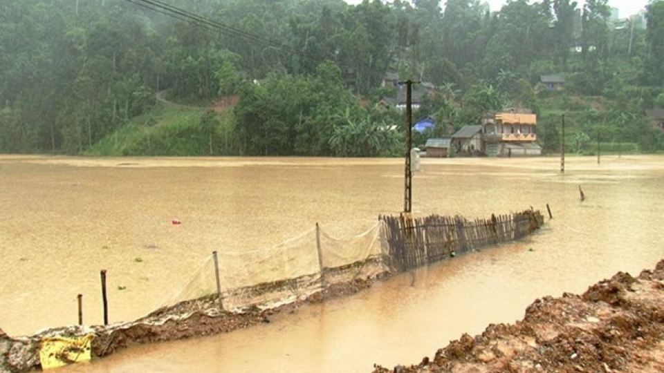 VFF leader presents assistance to flood victims in Lao Cai