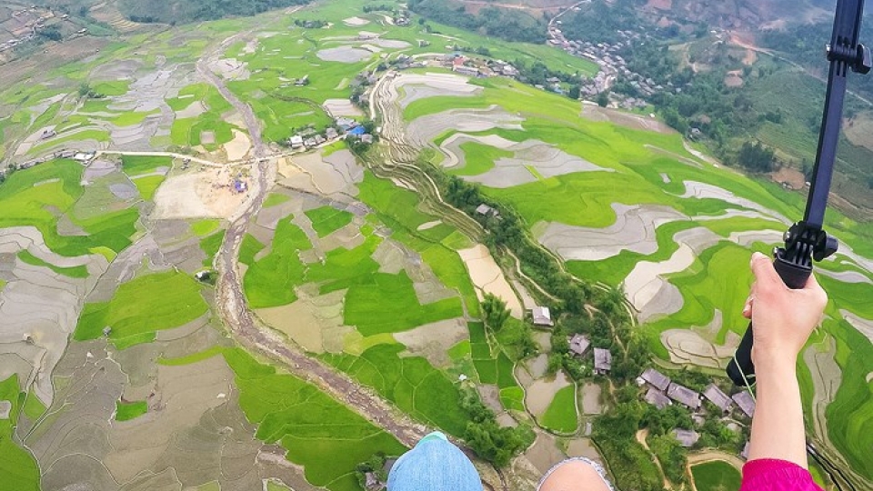 Paragliding fest offers aerial view of Mu Cang Chai landscapes in rainy season