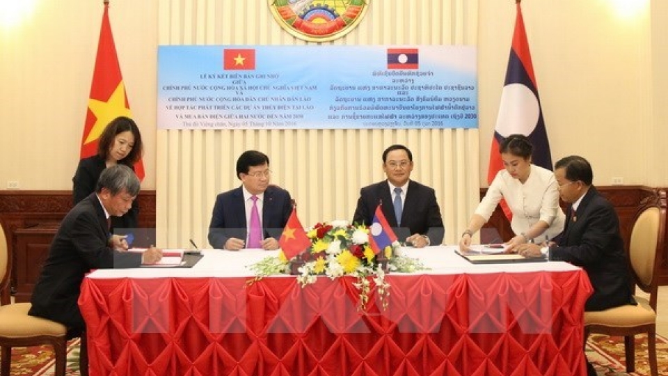 Vietnam, Laos pledge to give highest priority to bilateral ties