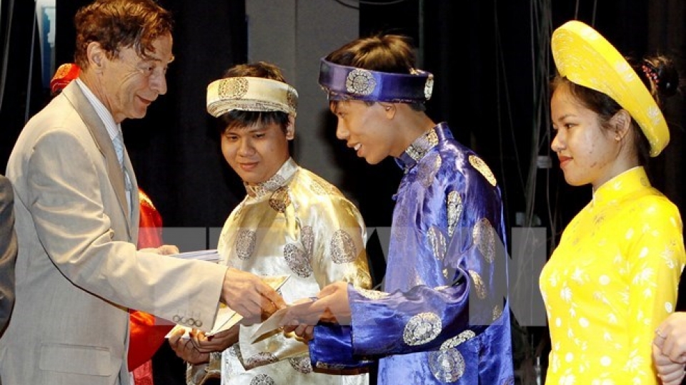 Students in Central Highlands receive Odon Vallet scholarships