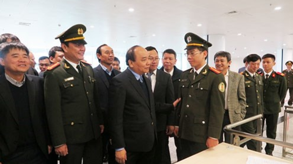 Deputy PM examines Noi Bai Airport before Tet