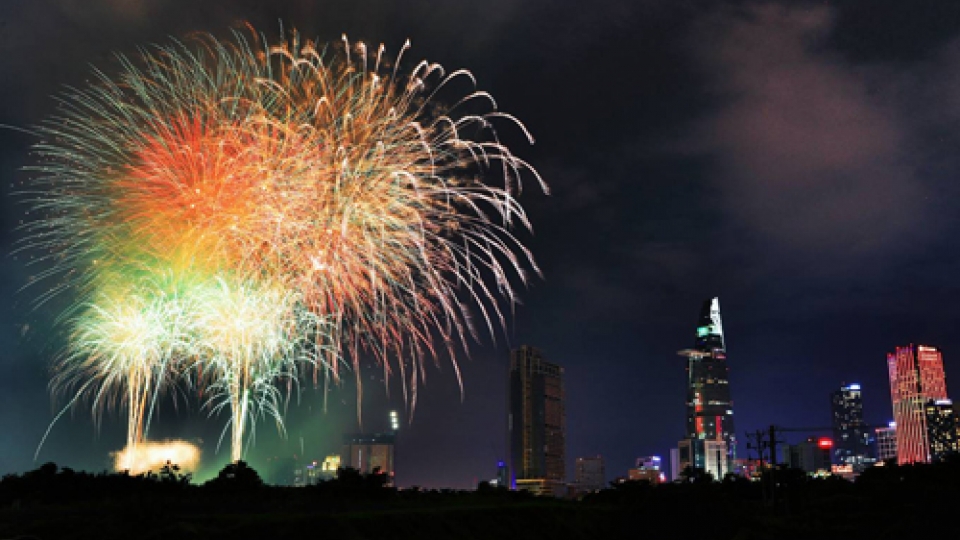 Fireworks to light up HCM City skyline on National Reunification Day