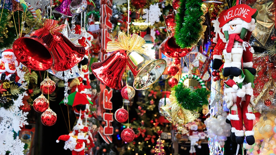 Pre-Christmas hustle and bustle of Hang Ma Street