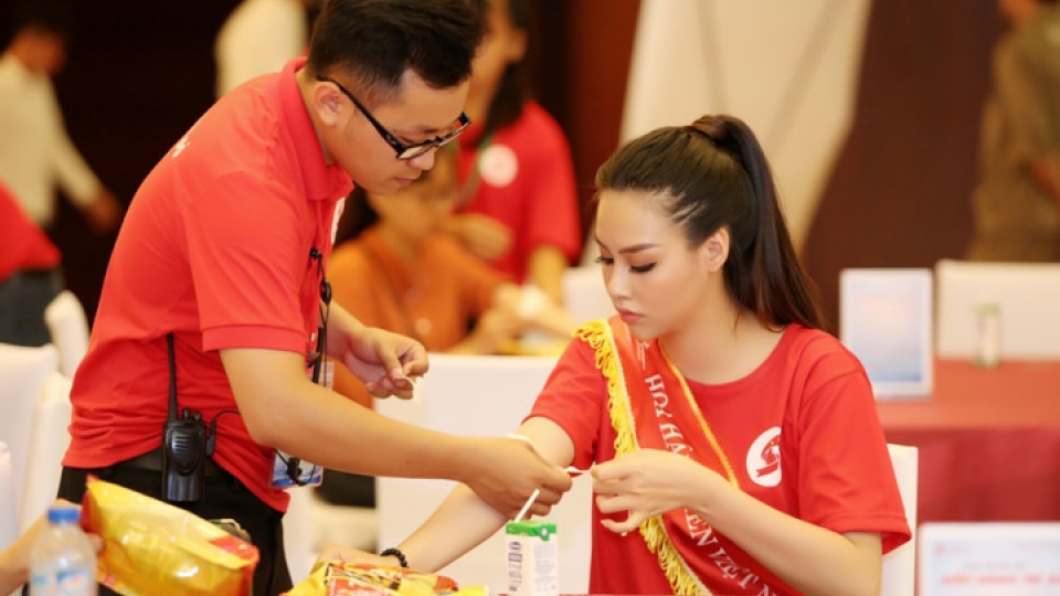 Thuy Trang unites with Red Journey youth for blood drive