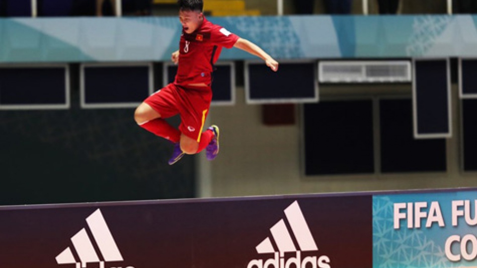 Minh Tri receives Futsal World Cup award