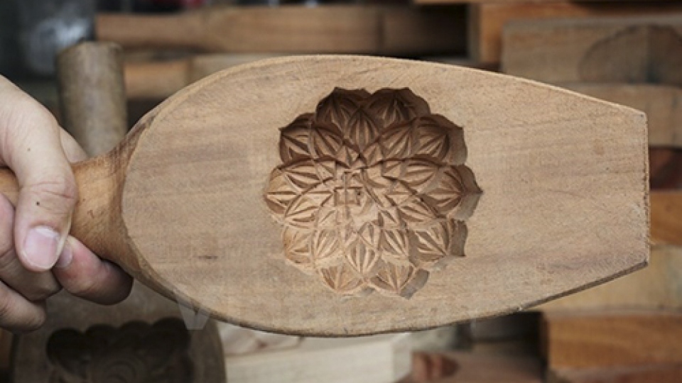 Shaping the festival: How Hanoi craftsmen create mooncake molds