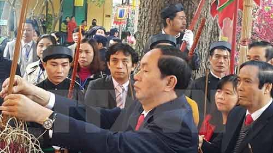 Incense offering ceremony held in Thang Long Royal Citadel
