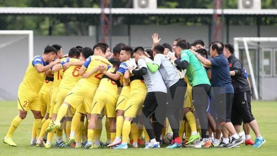 PM shows support for players before World Cup qualifier in Thailand