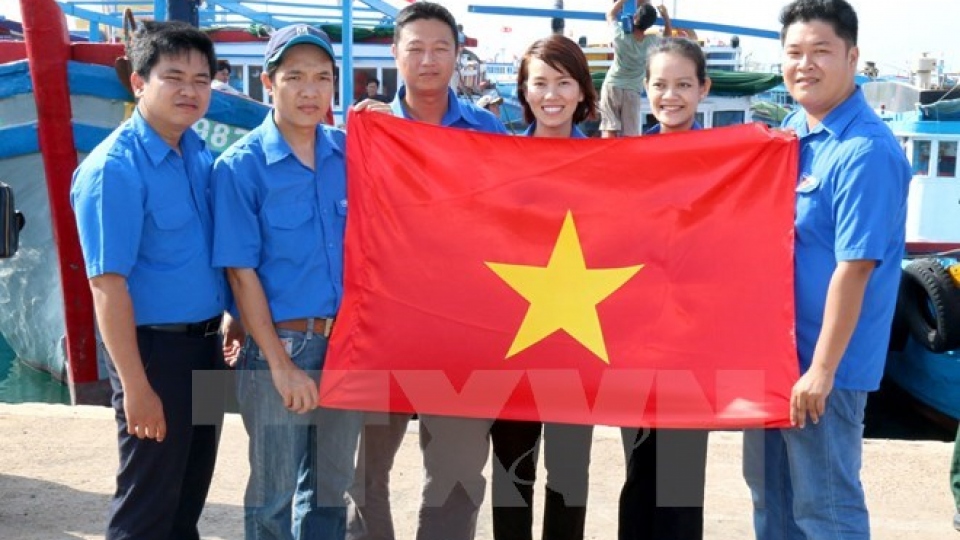 National flags presented to fishermen in Phu Quy island