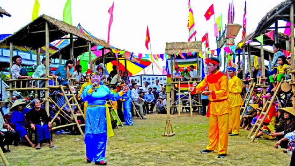 Young villagers preserve Bai choi folk singing