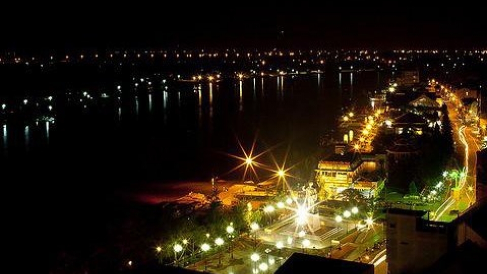 Can Tho flares up with lantern festival