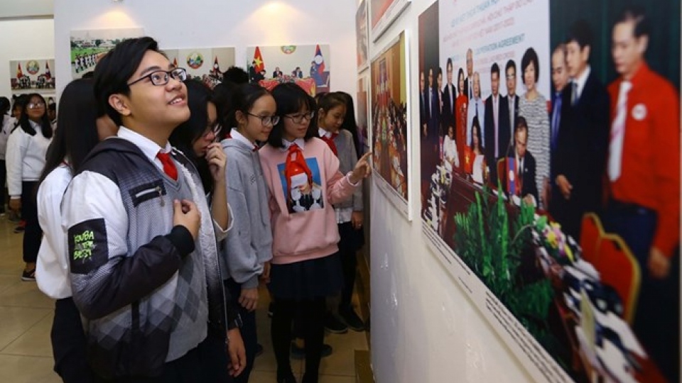 Photo exhibition on Vietnam, Laos relations opens in Hanoi