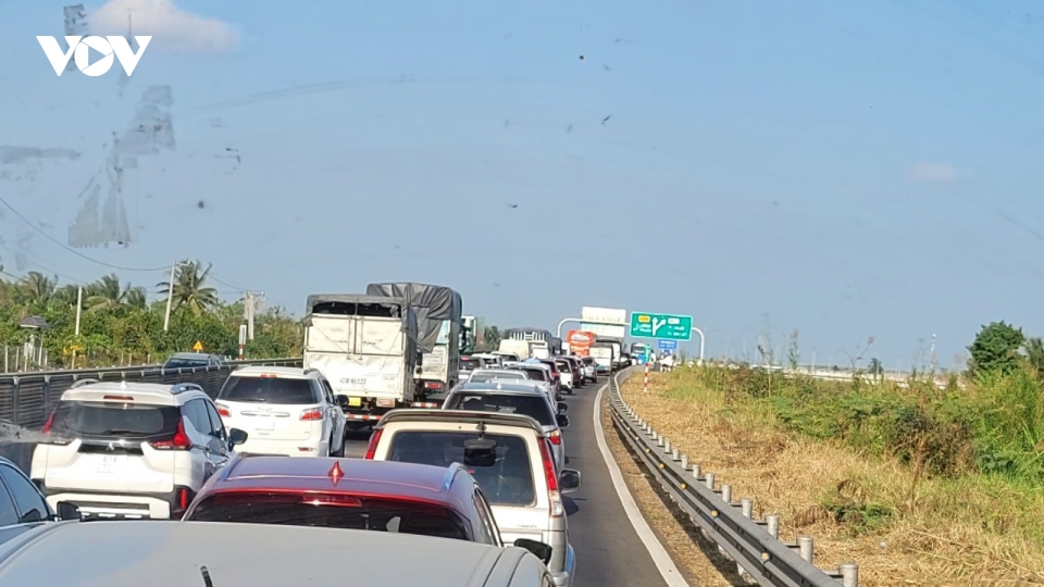 Tai nạn giao thông liên hoàn, đường cao tốc Trung Lương- Mỹ Thuận bị tê liệt