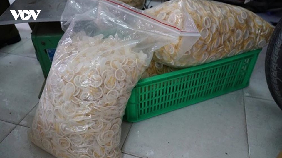 Sử dụng gel bôi trơn và bao cao su giả ảnh hưởng thế nào đến cuộc yêu?