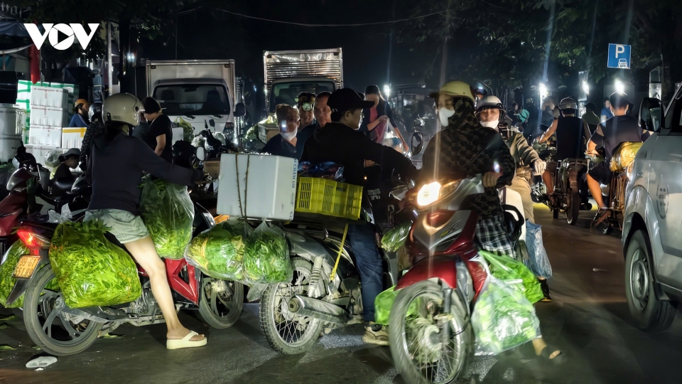 Bất chấp biển cấm, chợ nông sản vẫn hoạt động nhộn nhịp giữa khu dân cư ở Bắc Ninh