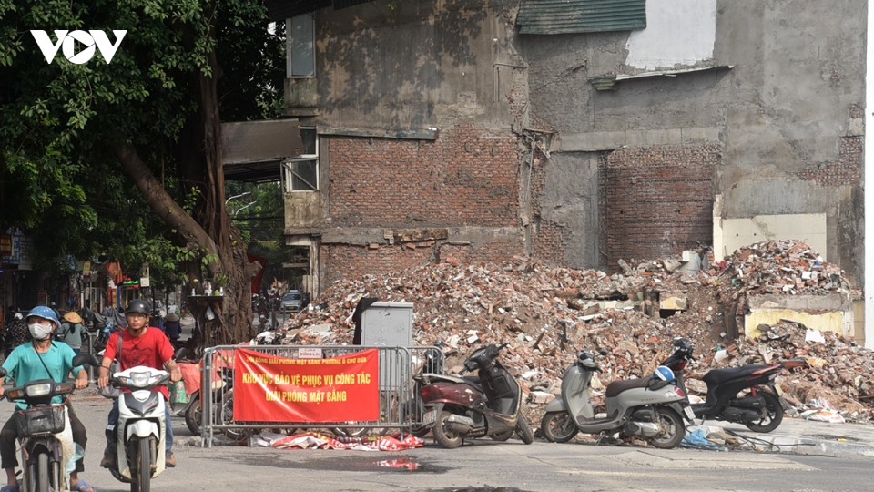 Cận cảnh khu đất xen kẹt đang phá dỡ làm bãi đỗ xe, vườn hoa trên đường La Thành