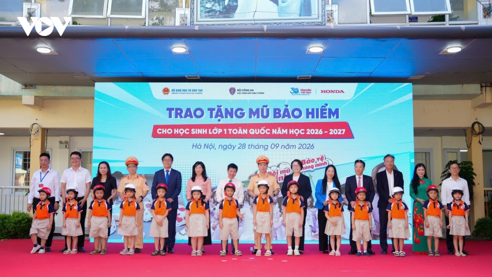 Honda Việt Nam trao tặng 1,8 triệu mũ bảo hiểm cho học sinh lớp Một