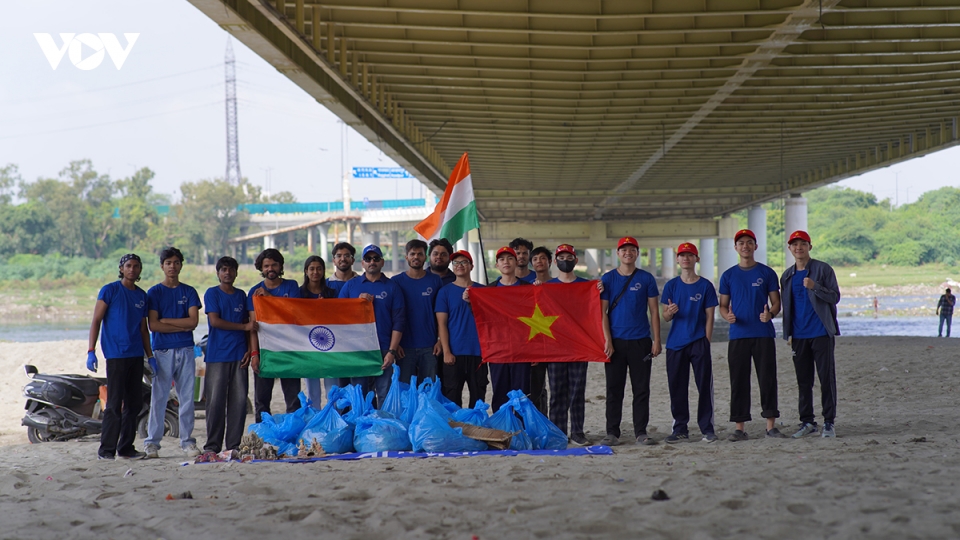 Thanh niên Việt Nam – Ấn Độ chung tay dọn sạch sông Yamuna