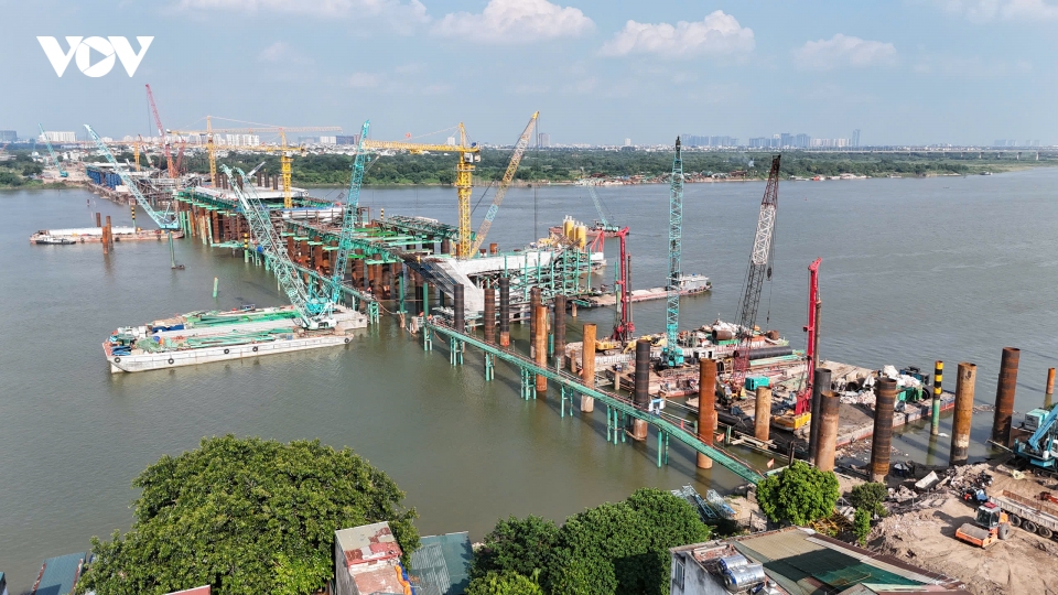 Cầu Trần Hưng Đạo dần thành hình, 120 tấn thép được lao lắp
