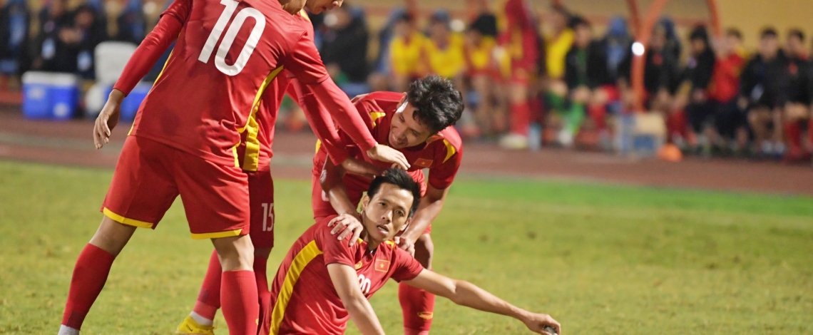 Văn Quyết gặp "sự cố" sau khi ghi bàn giúp ĐT Việt Nam đánh bại ĐT Philippines