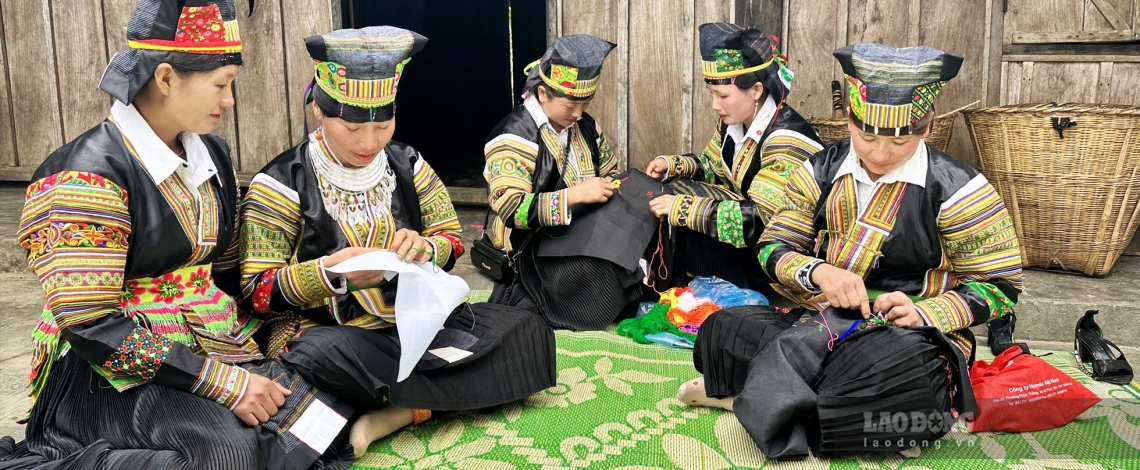Ethnic Mong people keep brocade weaving alive