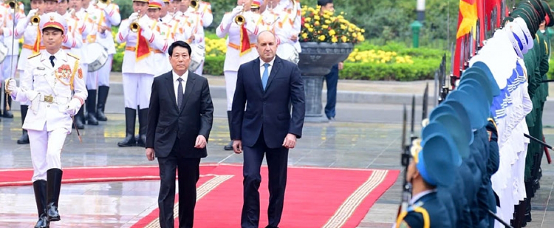 Bulgarian President Rumen Radev warmly welcomed in Hanoi on official visit