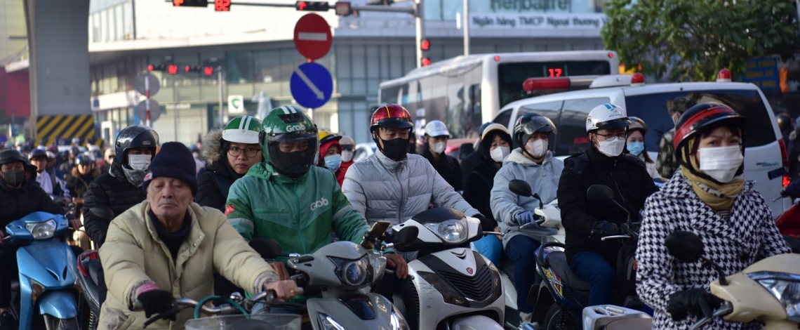 Người Hà Nội chật vật di chuyển trên đường trong những ngày giáp Tết