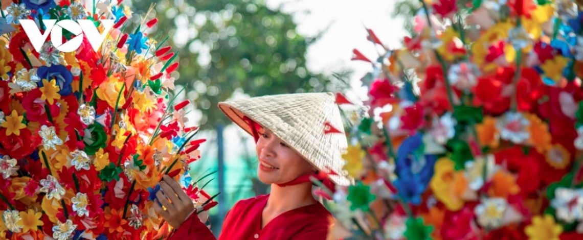 300-year-old paper flower making village in Hue more colourful ahead of Tet