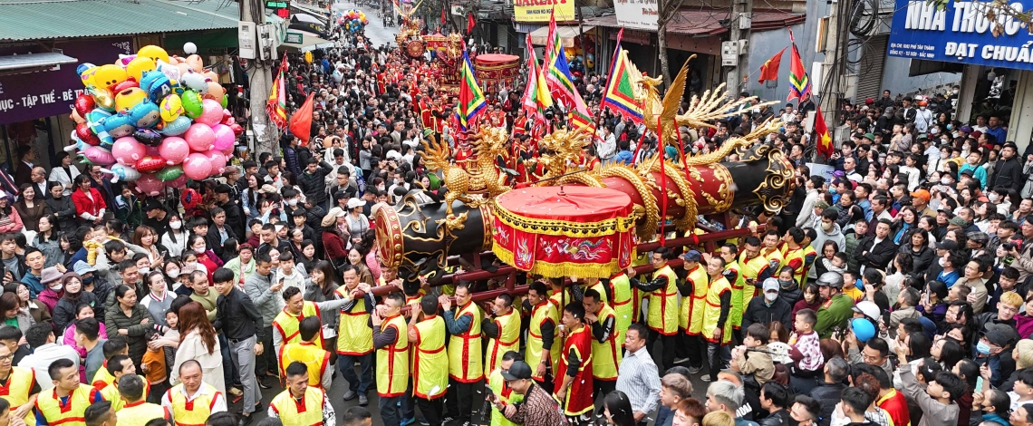 Hàng nghìn người rước hai quả pháo khổng lồ làng Đồng Kỵ