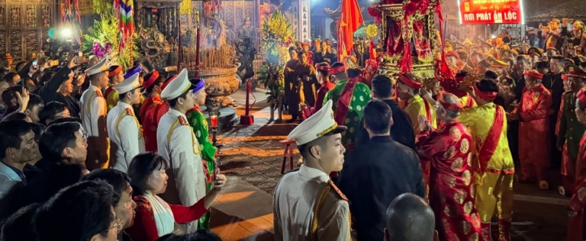 Thousands of pilgrims flock to Tran Temple for seal opening ceremony