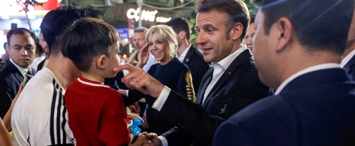 French President Macron and First Lady stroll through Hanoi’s Old Quarter