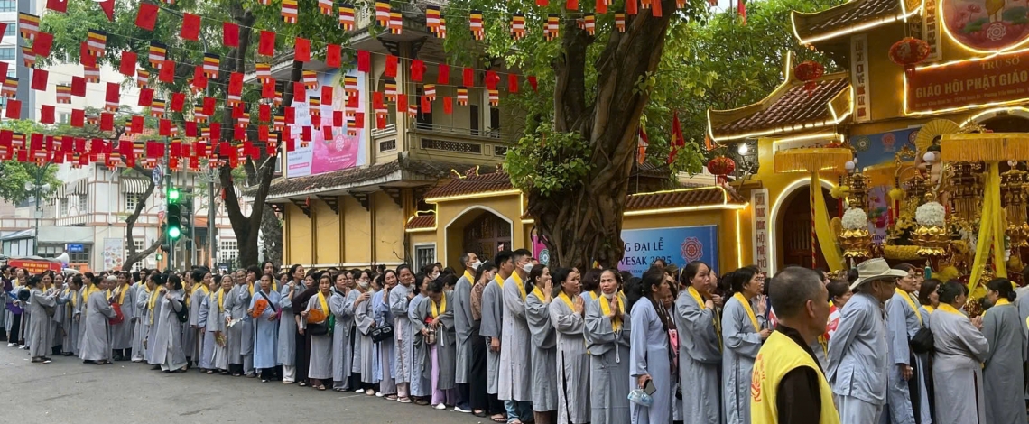 Buddhist followers throng Hanoi streets for Buddha’s Sarira veneration
