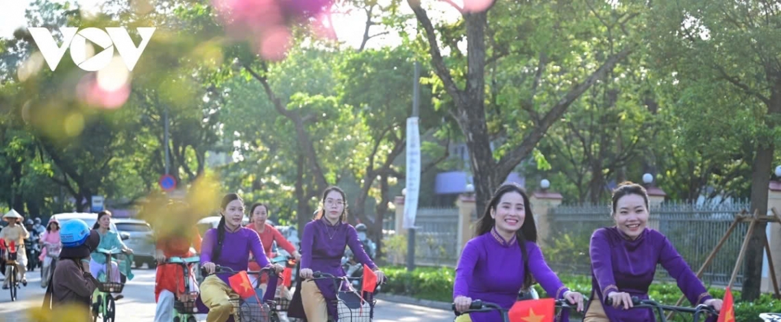 300 Ao dai-clad riders brighten Hue streets in cycling event for the environment