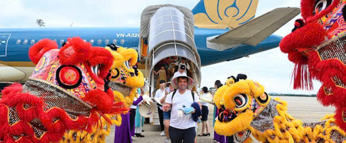 Chuyến bay đến Huế của Vietnam Airlines đón hành khách thứ 350 triệu