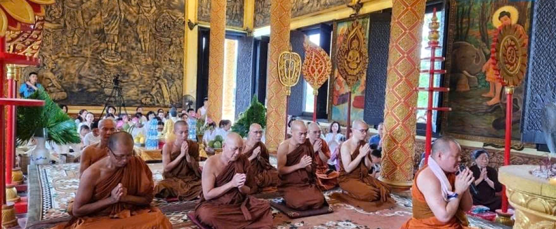 Solemn Kathina Robe Offering ritual of the Khmer recreated in Hanoi
