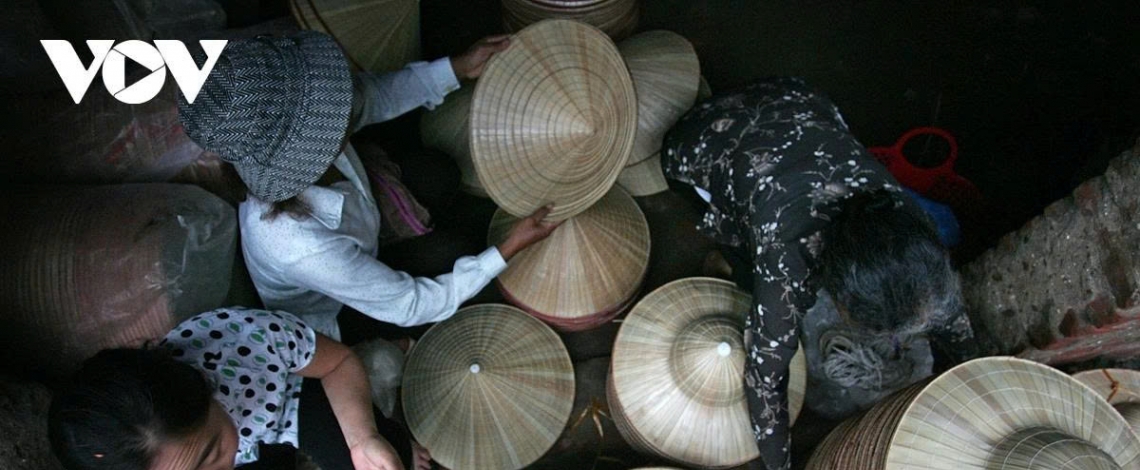 A glimpse into the unique conical hat market of Chuong village