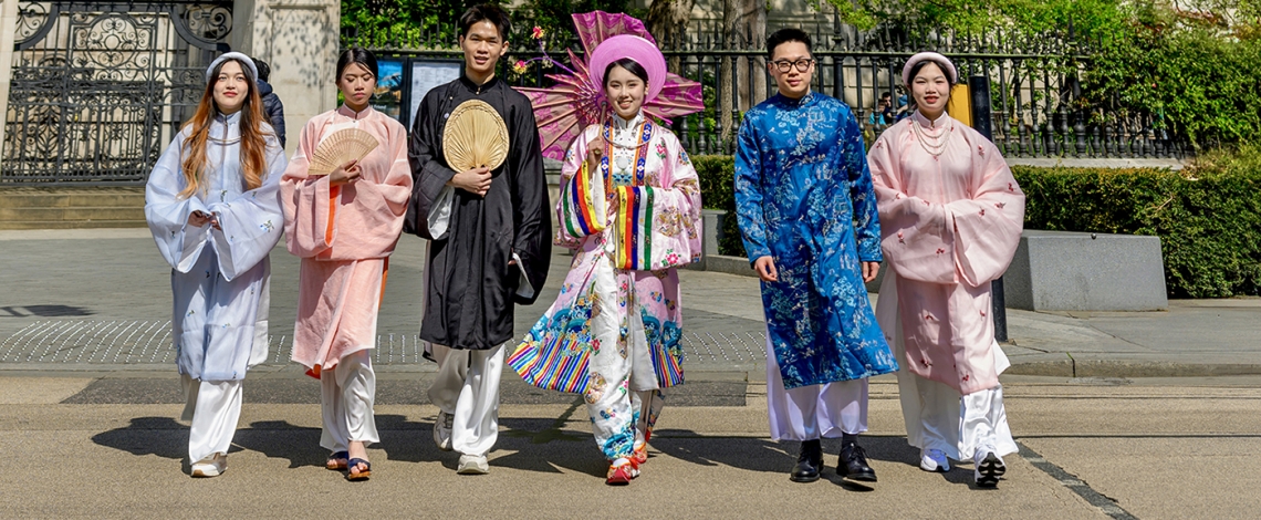 Việt phục thướt tha trên phố London: Khoảnh khắc đẹp và đầy tự hào