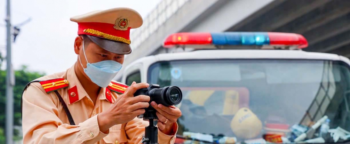 CSGT Hà Nội ghi hình xử lý người đi sai làn đường Phạm Văn Đồng