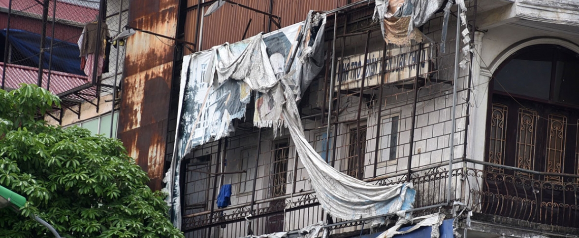 Biển quảng cáo mục nát gây nguy hiểm, nhếch nhác không gian đô thị Hà Nội