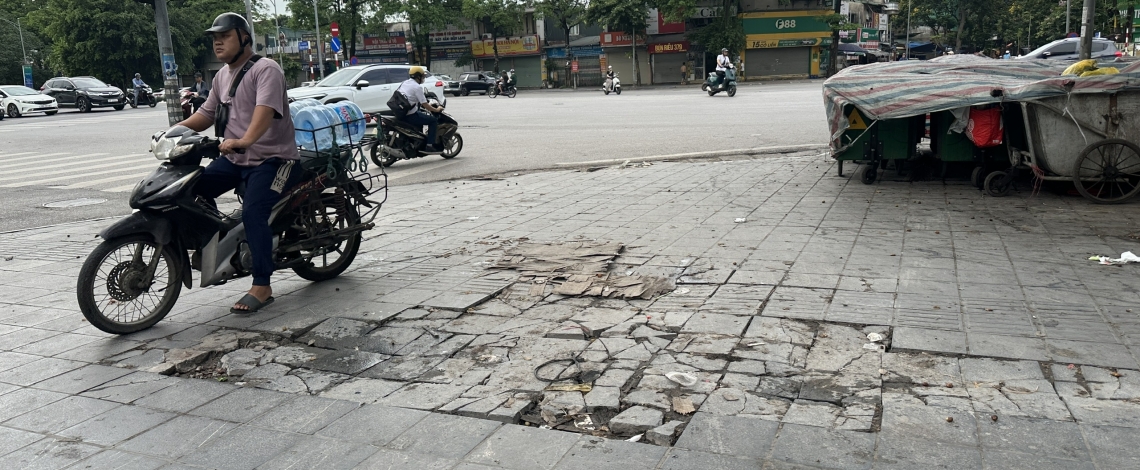 Vỉa hè ở Hà Nội nát bươm vì bị bỏ mặc không được sửa chữa kịp thời