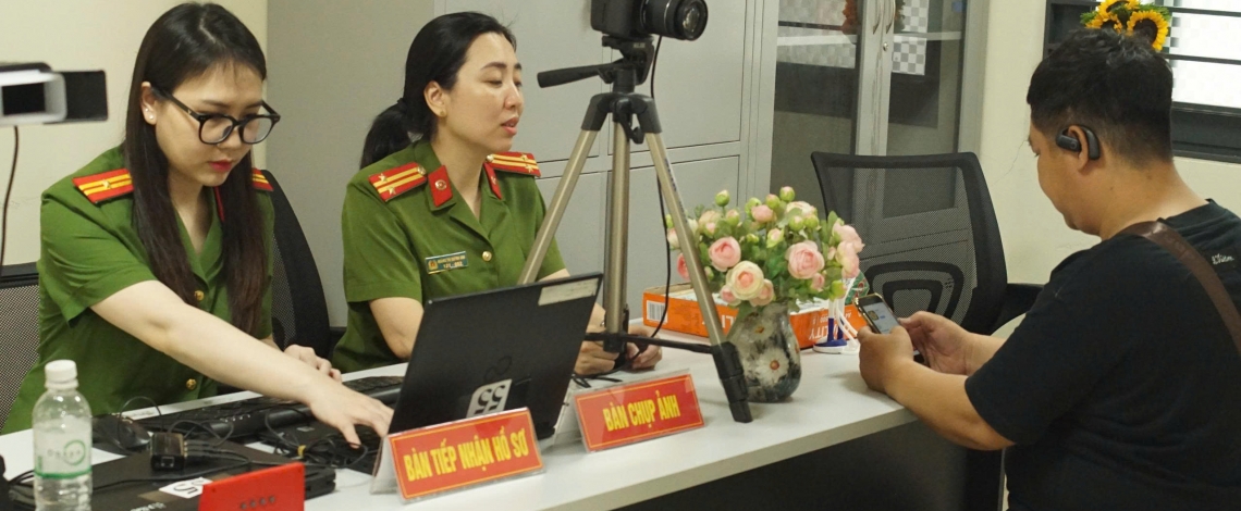 Ngày đầu chính quyền 2 cấp: Công an giải quyết thủ tục nhanh, người dân phấn khởi