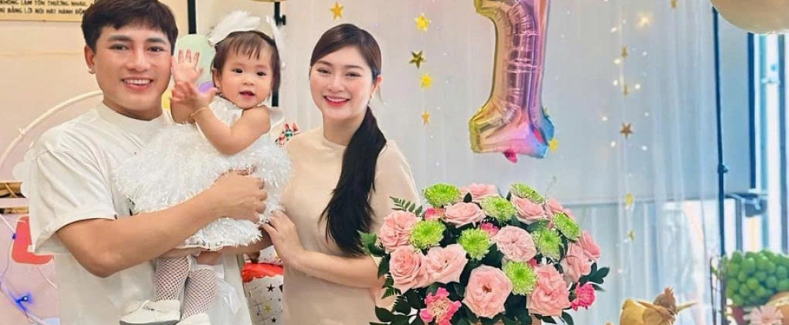 Sao Việt 5/7: Thanh Trúc - Châu Khải Phong mừng thôi nôi con gái
