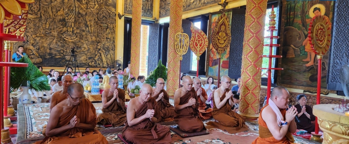 Trang nghiêm Lễ dâng y tắm mưa tại Làng Văn hóa