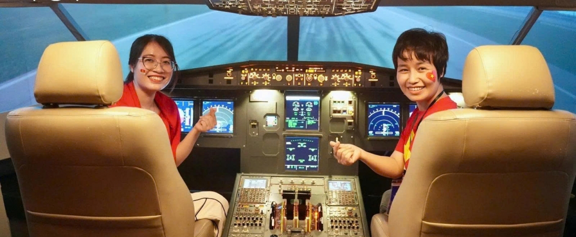 Locals enthusiastic about flight simulation experience at achievement exhibition